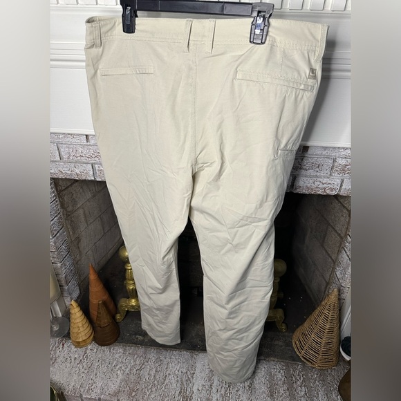 Huk Men's Performance Material Light Khaki Chino Fishing pants - Picture 8 of 8